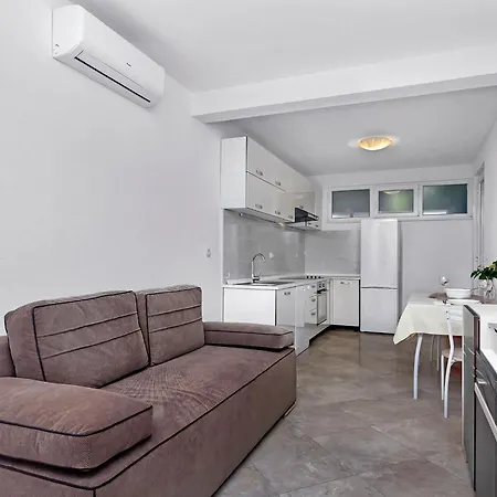 Apartment Rubin-3 By Interhome Zastrazisce